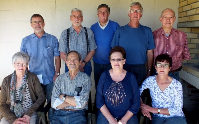 Die nuutverkose Bestuur van Gansbaai Pistoolklub, met voor vlnr Adri Wessels, Alec Kitley (voorsitter), Cathy Hammond en Corien de Wet. Agter vlnr is Steve Cilliers, Stoney Steenkamp, Andy Hammond, Frans de Wet en Dirk Ackerman. 